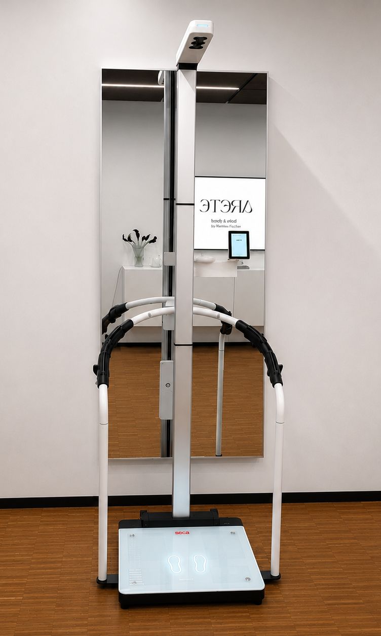 seca mBCA Ultra — medizinischer Body Composition Analyzer mit Handlauf und Ultraschall-Längenmessung